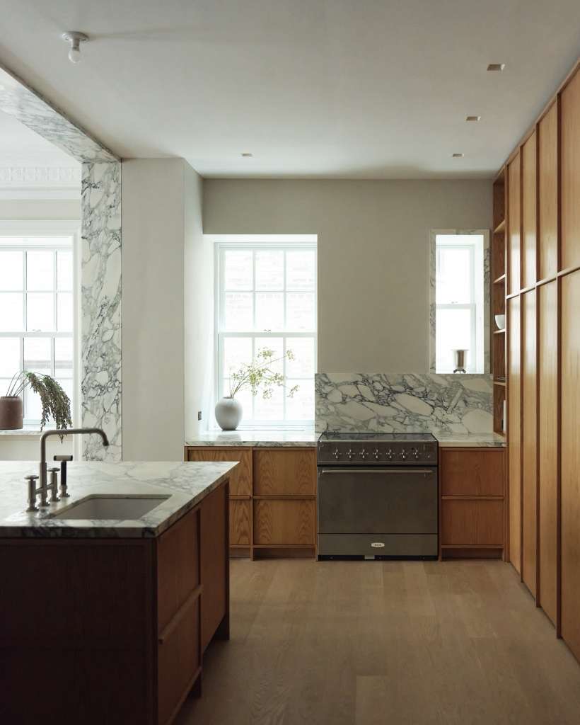 Kitchen in white oak and Calacatta marble